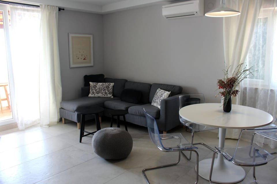 Living room, Seating area, Dining area, air conditioner