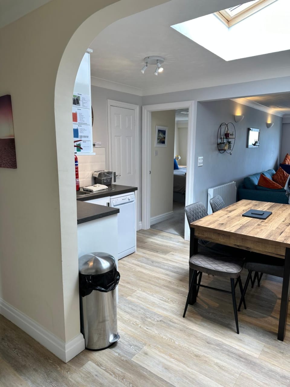 Kitchen or kitchenette, Dining area