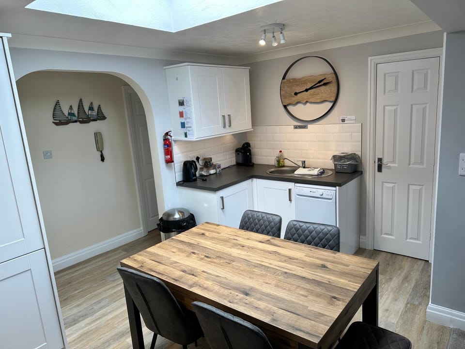 Coffee/tea facilities, Kitchen or kitchenette, Dining area, dishwasher