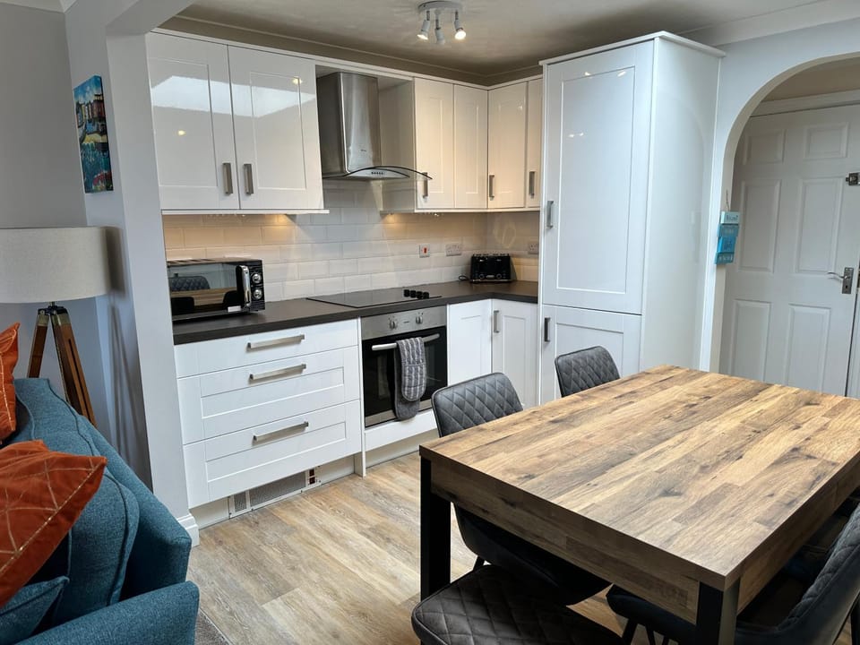 Kitchen or kitchenette, Seating area, Dining area, oven, toaster
