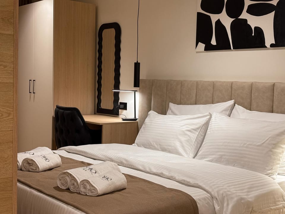 Bed, Bedroom, towels