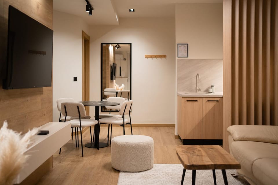 TV and multimedia, Kitchen or kitchenette, Living room, Seating area, Dining area