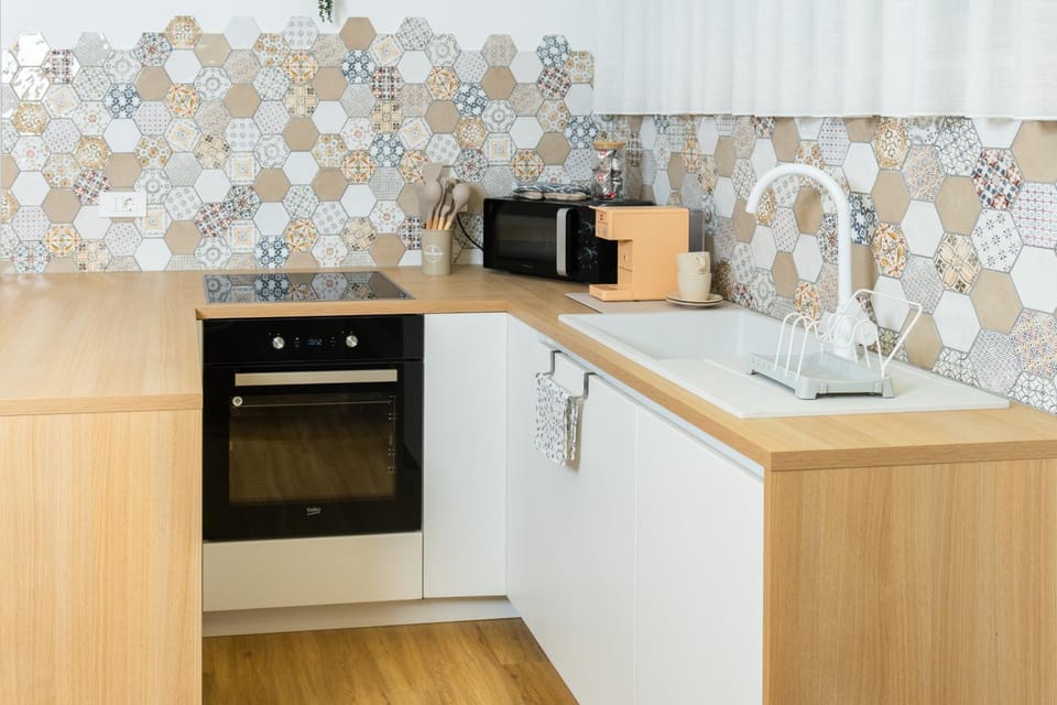 Coffee/tea facilities, dishwasher, minibar, pet friendly, stove