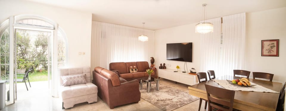 Communal lounge/ TV room, TV and multimedia, Dining area, Evening entertainment
