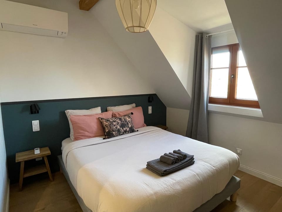 Bed, Photo of the whole room, Bedroom, towels