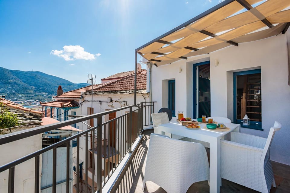 Natural landscape, Balcony/Terrace, Dining area, Mountain view