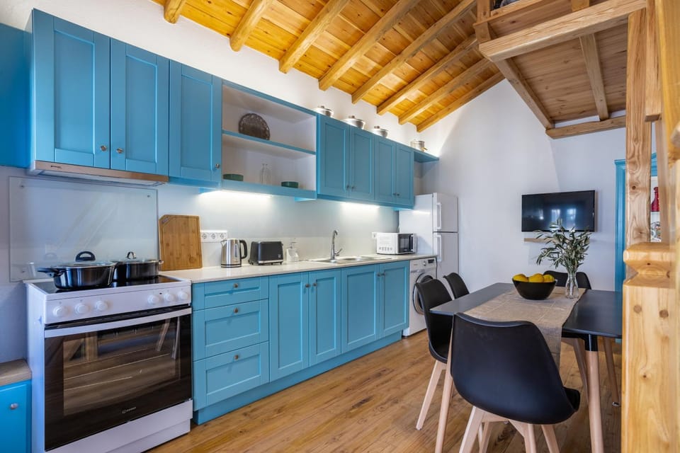 Kitchen or kitchenette, Seating area, Dining area, oven, stove, toaster