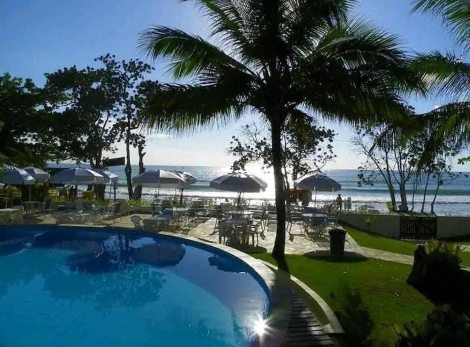 Excelente apartamento nr 317, 2dormitórios, Pé na Areia Praia das Toninhas com Piscina Apartment in State of São Paulo