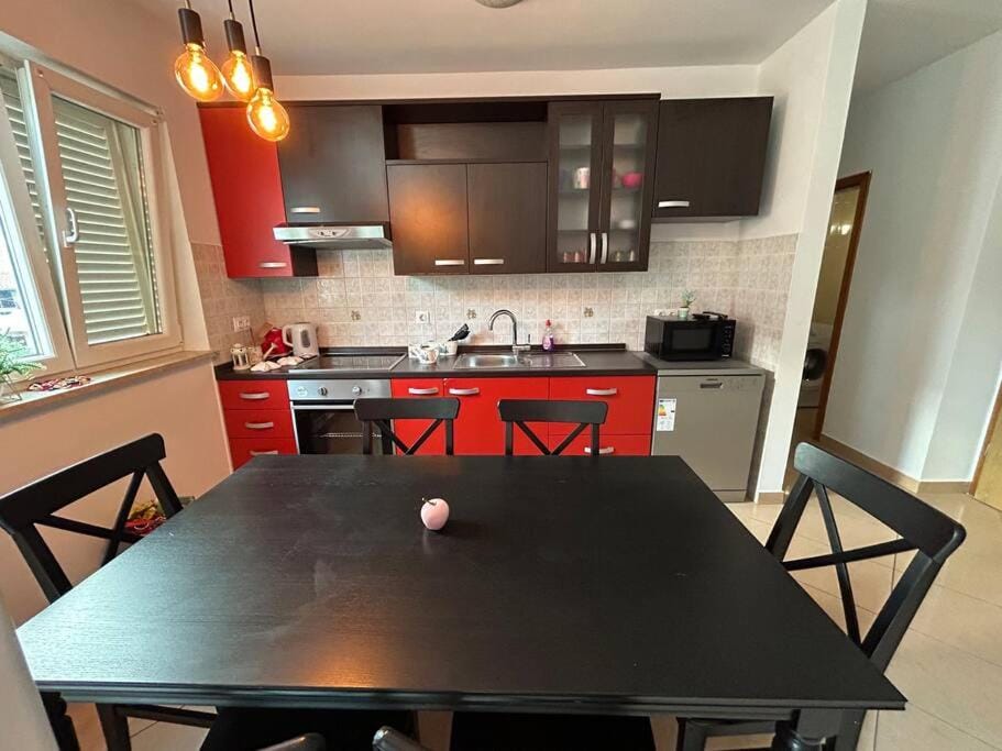 Kitchen or kitchenette, Dining area