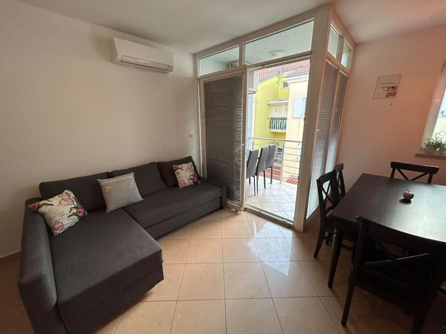 Living room, Seating area, air conditioner