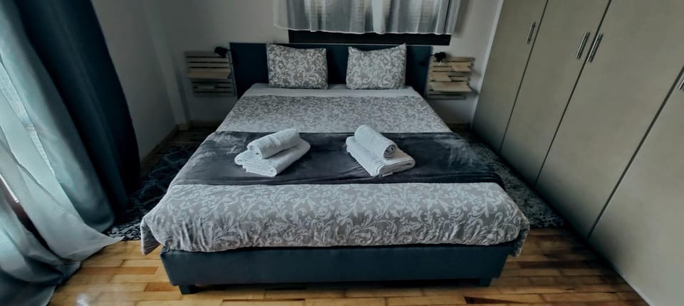 Bed, Photo of the whole room, Bedroom, towels