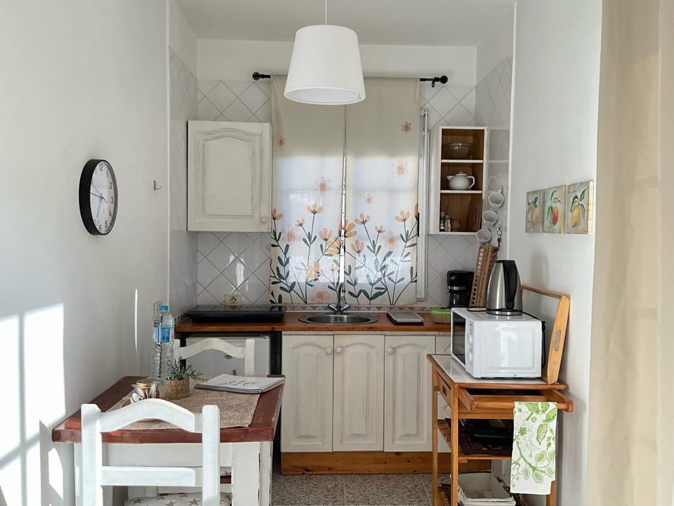 Coffee/tea facilities, Kitchen or kitchenette, Dining area, stove, toaster