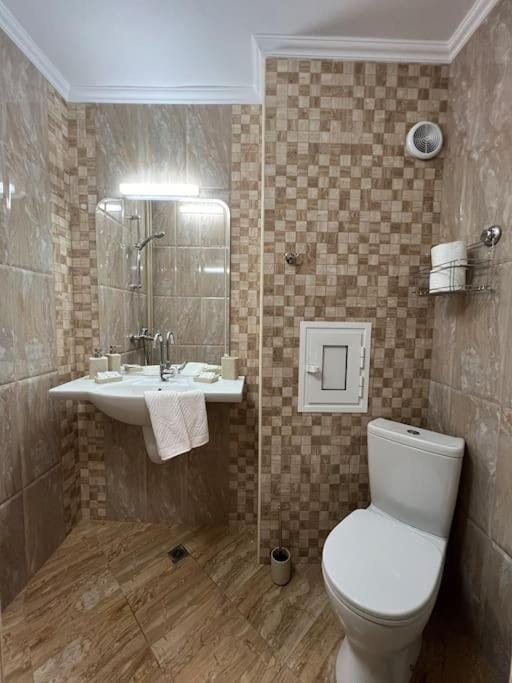 Shower, Toilet, Bathroom, towels