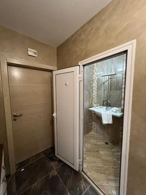 Shower, Toilet, Bathroom, towels