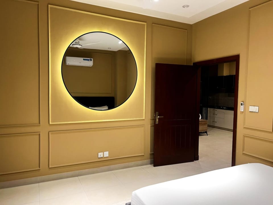 Photo of the whole room, Bedroom, wardrobe