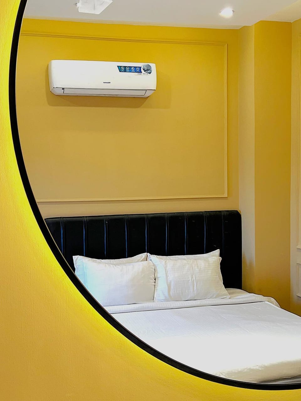 Bed, Photo of the whole room, Bedroom, air conditioner