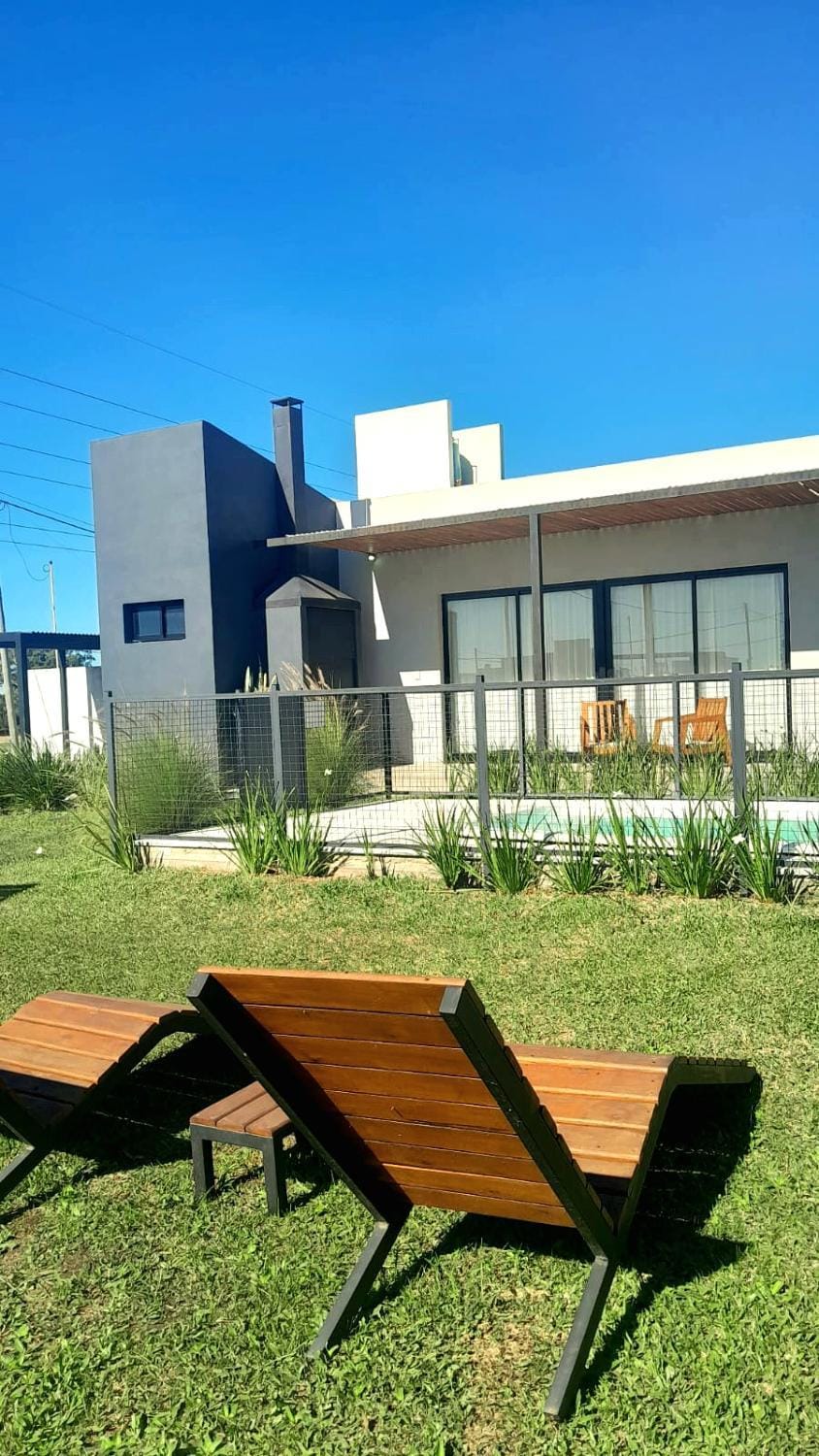 Property building, Patio, Spring, Day, Natural landscape, Garden, Garden view