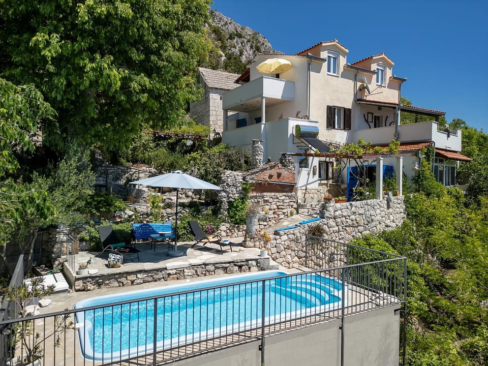 Property building, Day, Natural landscape, Garden, Swimming pool, sunbed