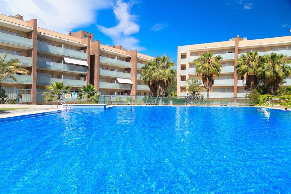 Nearby landmark, Day, Swimming pool, Swimming pool