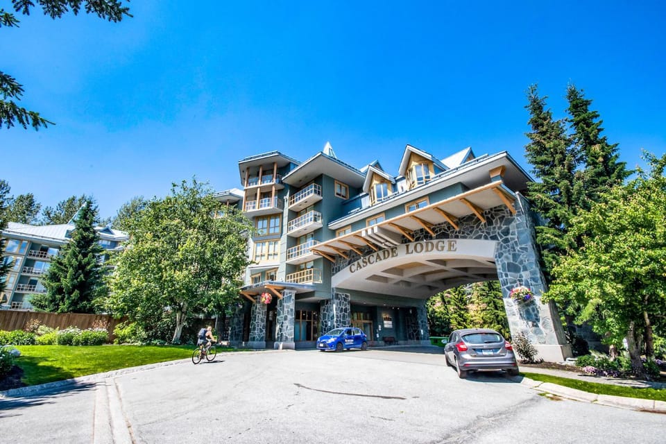 Property building, Spring, Day, Parking, concierge
