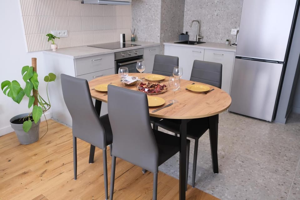 Kitchen or kitchenette, Living room, Food and drinks, Seating area, Dining area, Food, minibar, oven, pet friendly, stove