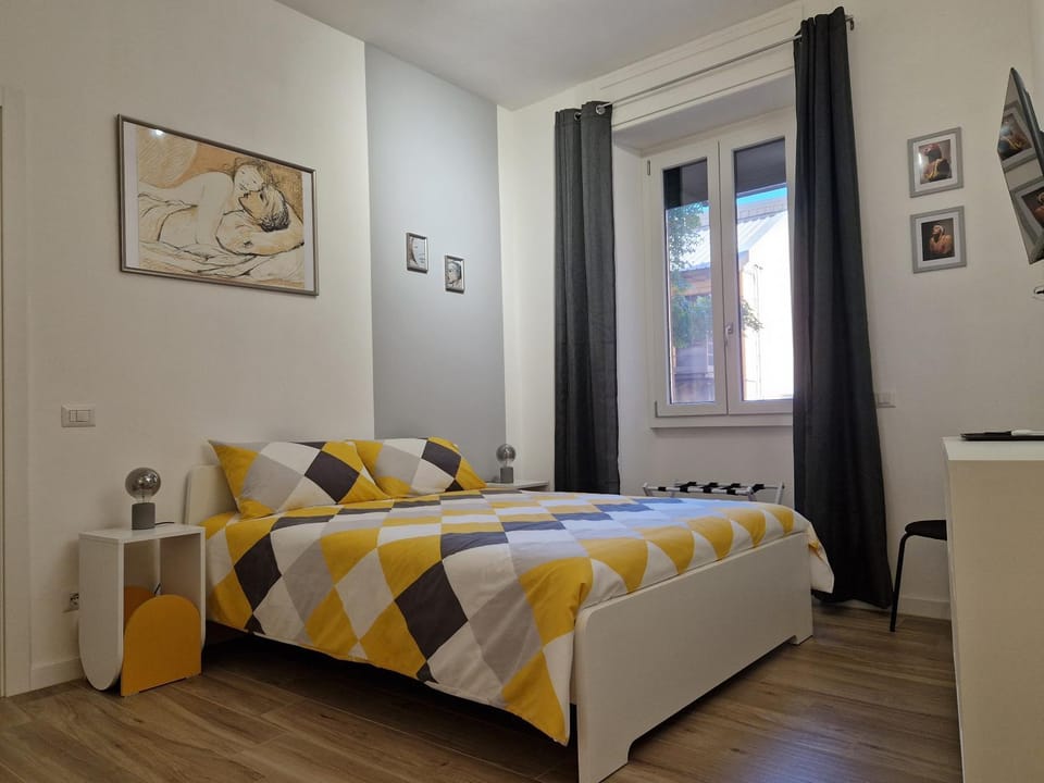 Bed, TV and multimedia, Bedroom, microwave