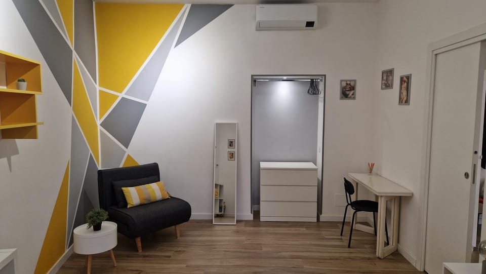 Seating area, Bedroom, air conditioner