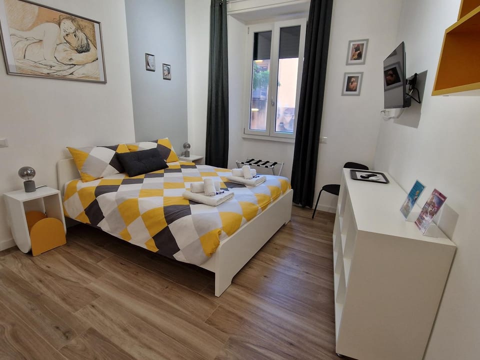 Bed, TV and multimedia, Bedroom, microwave