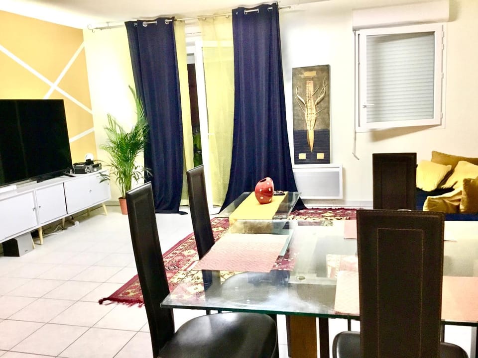 Communal lounge/ TV room, TV and multimedia, Living room, Seating area, Dining area