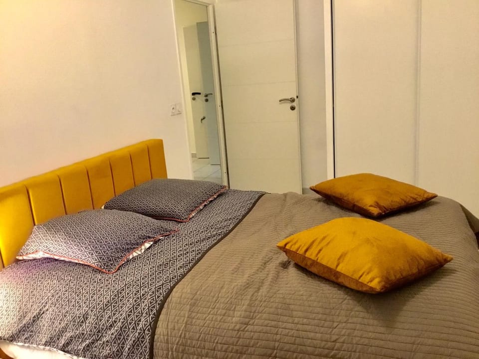 Bed, Photo of the whole room, Bedroom, wardrobe