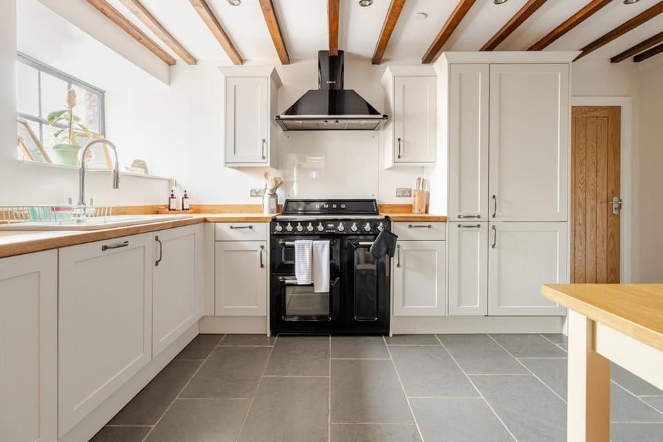 Kitchen or kitchenette, oven, stove