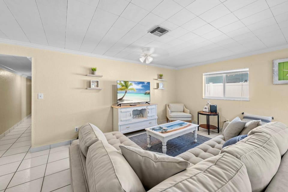 Tropical Tranquility In South Hutchinson Beach Apartment in Fort Pierce