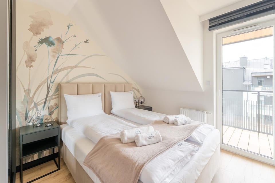 Bed, Bedroom, towels