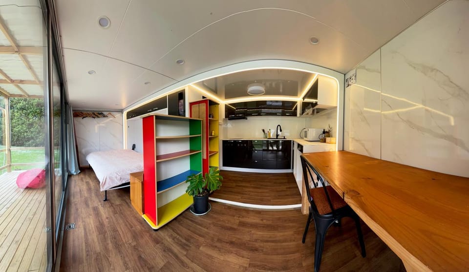 Bed, Kitchen or kitchenette, Living room, Photo of the whole room, Seating area, Bedroom