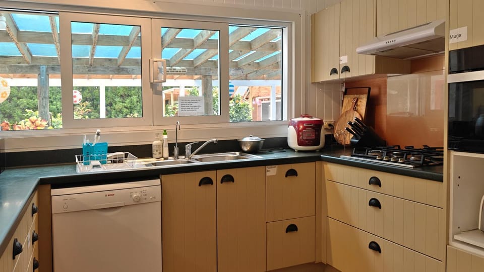 Kitchen or kitchenette, dishwasher, stove