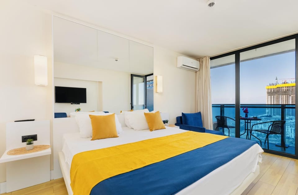 Bed, TV and multimedia, View (from property/room)