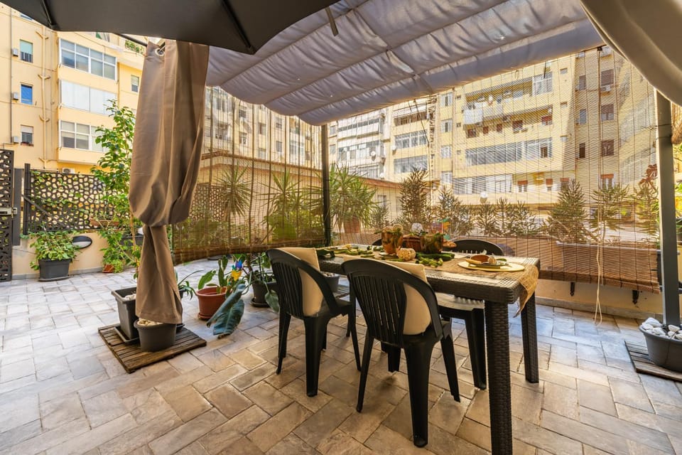 Property building, Balcony/Terrace, Living room