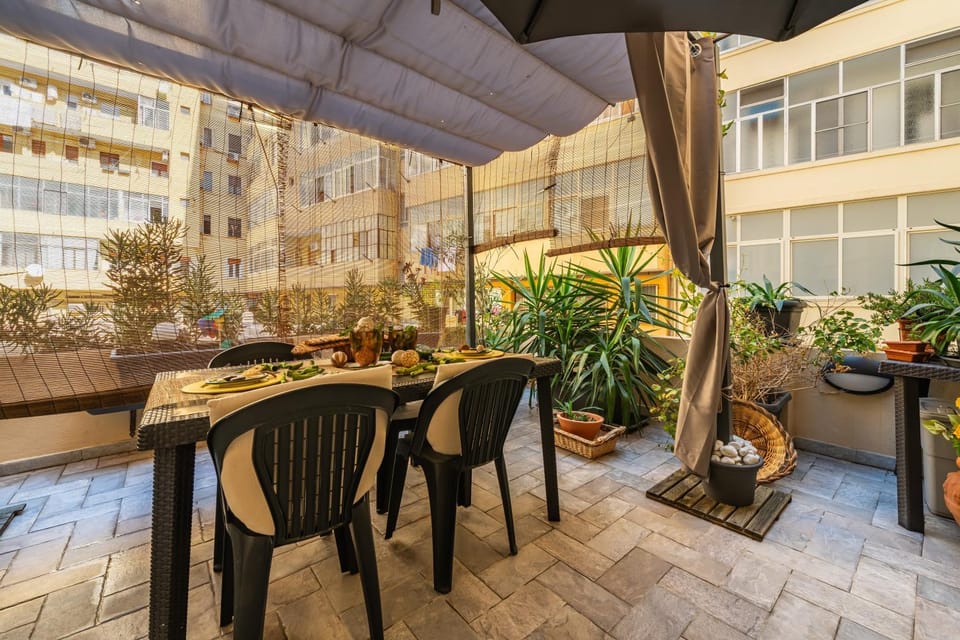 Property building, Balcony/Terrace, Living room