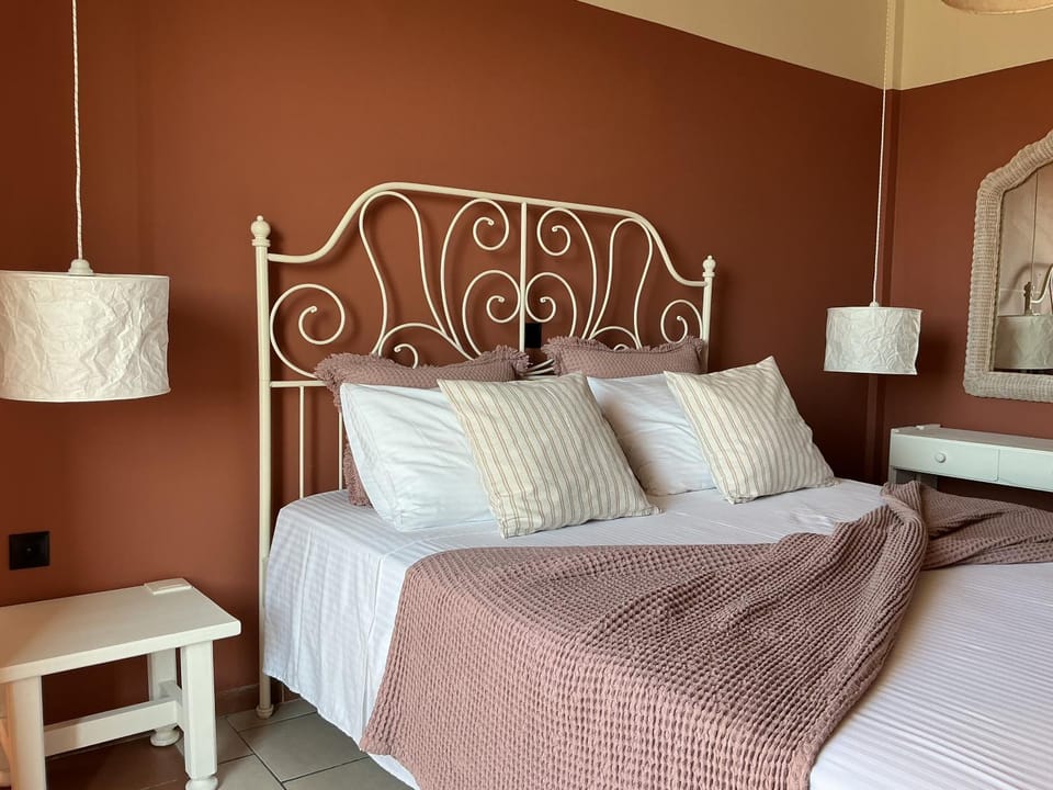 Bed, Photo of the whole room, Decorative detail, Bedroom