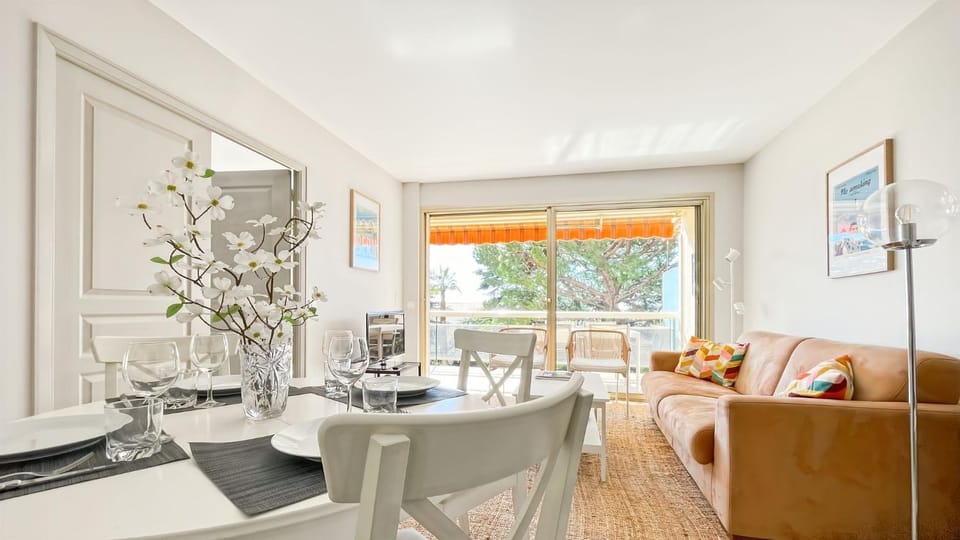 Living room, Decorative detail, Dining area