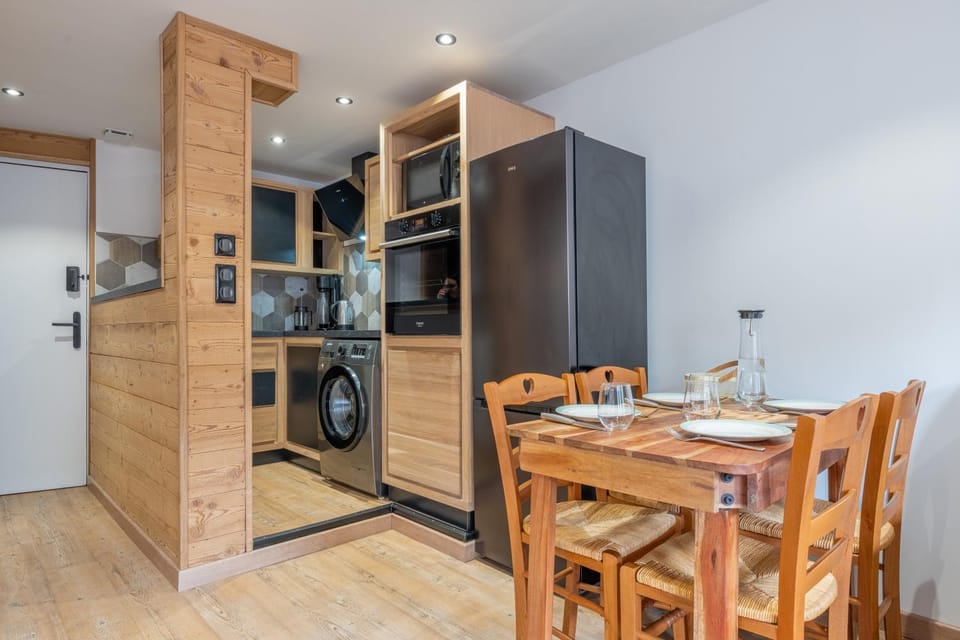 Restaurant/places to eat, Kitchen or kitchenette, Living room, washing machine, kitchen