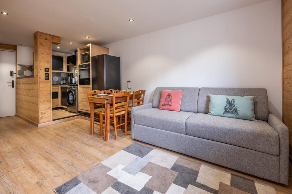 Kitchen or kitchenette, Living room, washing machine