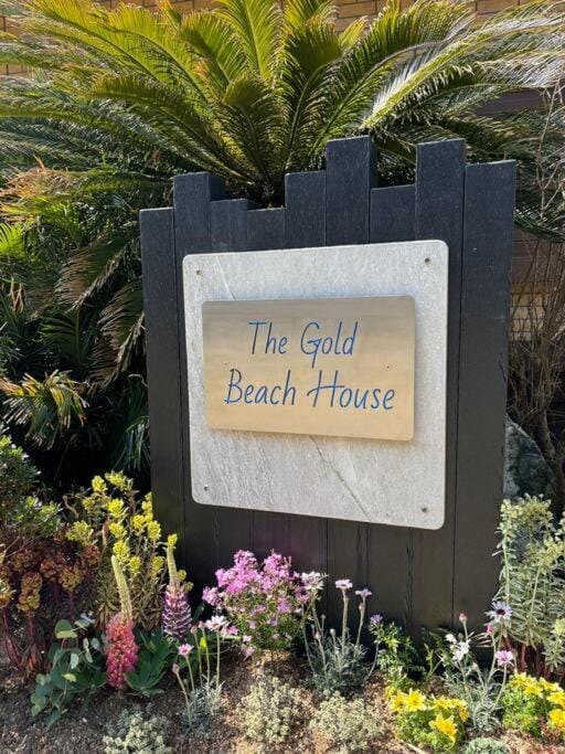 Day, Property logo or sign
