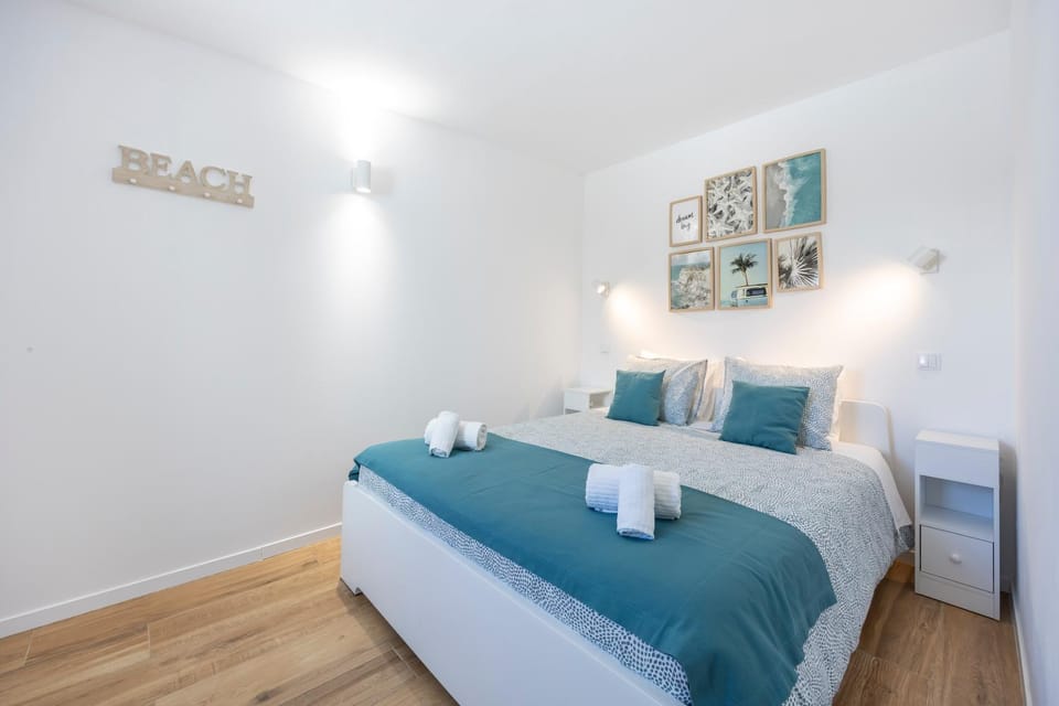Bed, TV and multimedia, Bedroom, towels