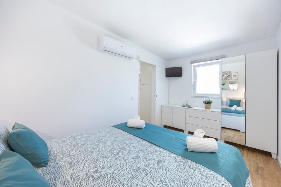 Bed, TV and multimedia, Bedroom, towels, air conditioner