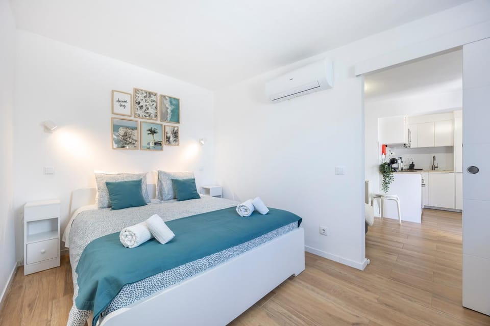 Bed, Bedroom, towels, air conditioner