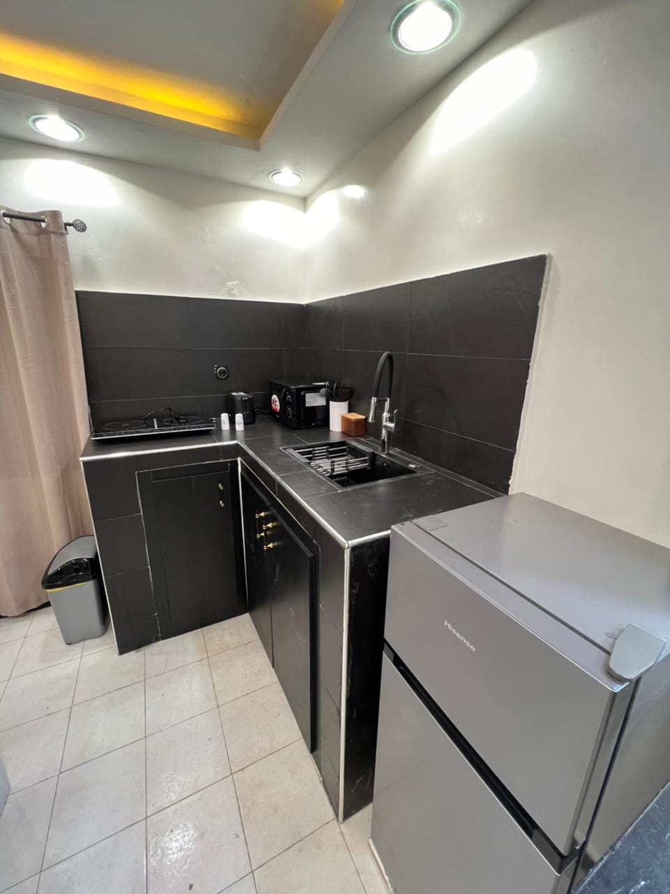 Kitchen or kitchenette, minibar, stove