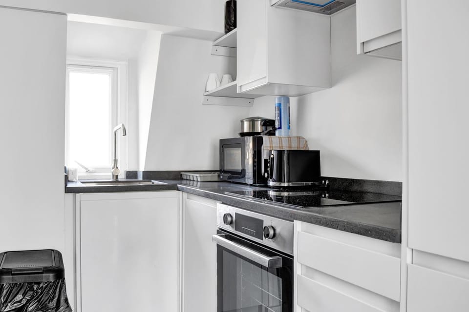 Coffee/tea facilities, Kitchen or kitchenette, dishwasher, oven, stove, toaster