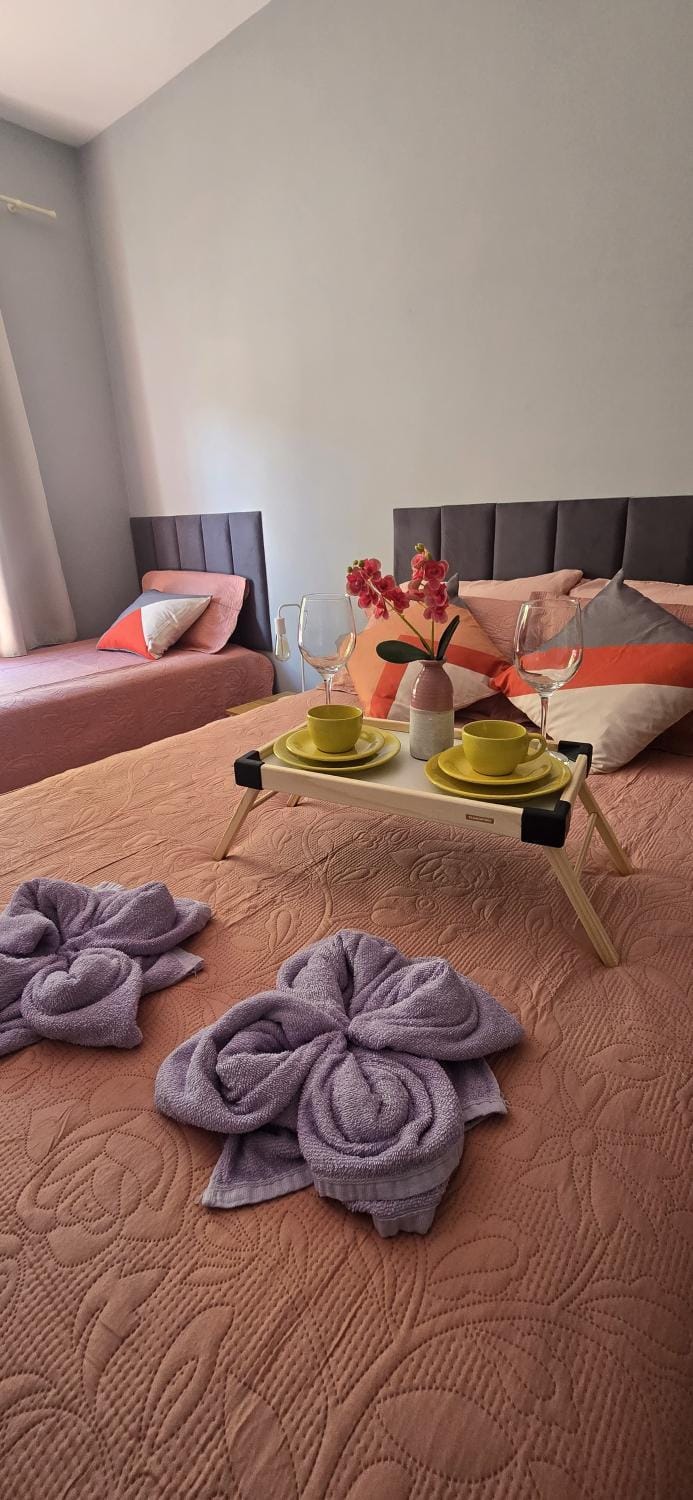 Bed, Bedroom, towels