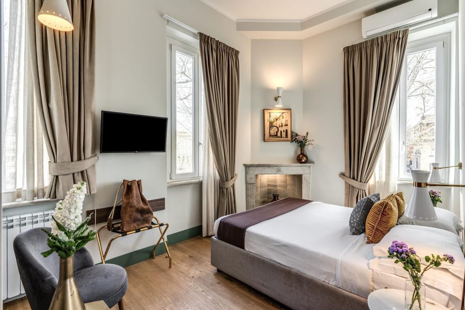 Bed, TV and multimedia, View (from property/room), Photo of the whole room, Bedroom, City view, flat iron, air conditioner